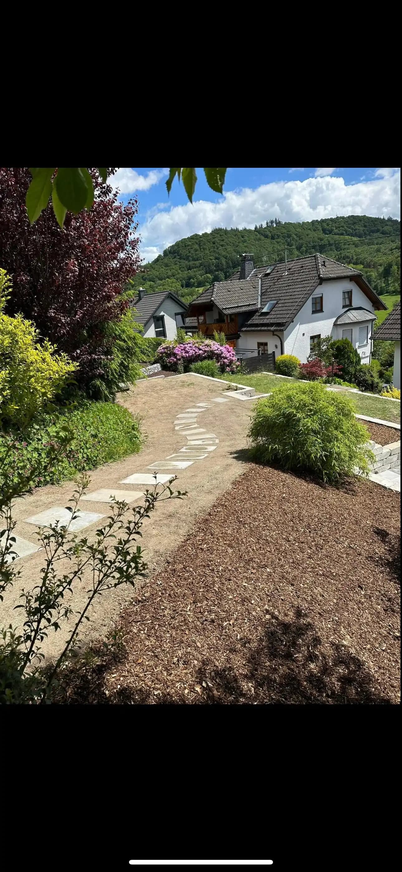 Hanggestaltung & Natursteinweg - Nachher