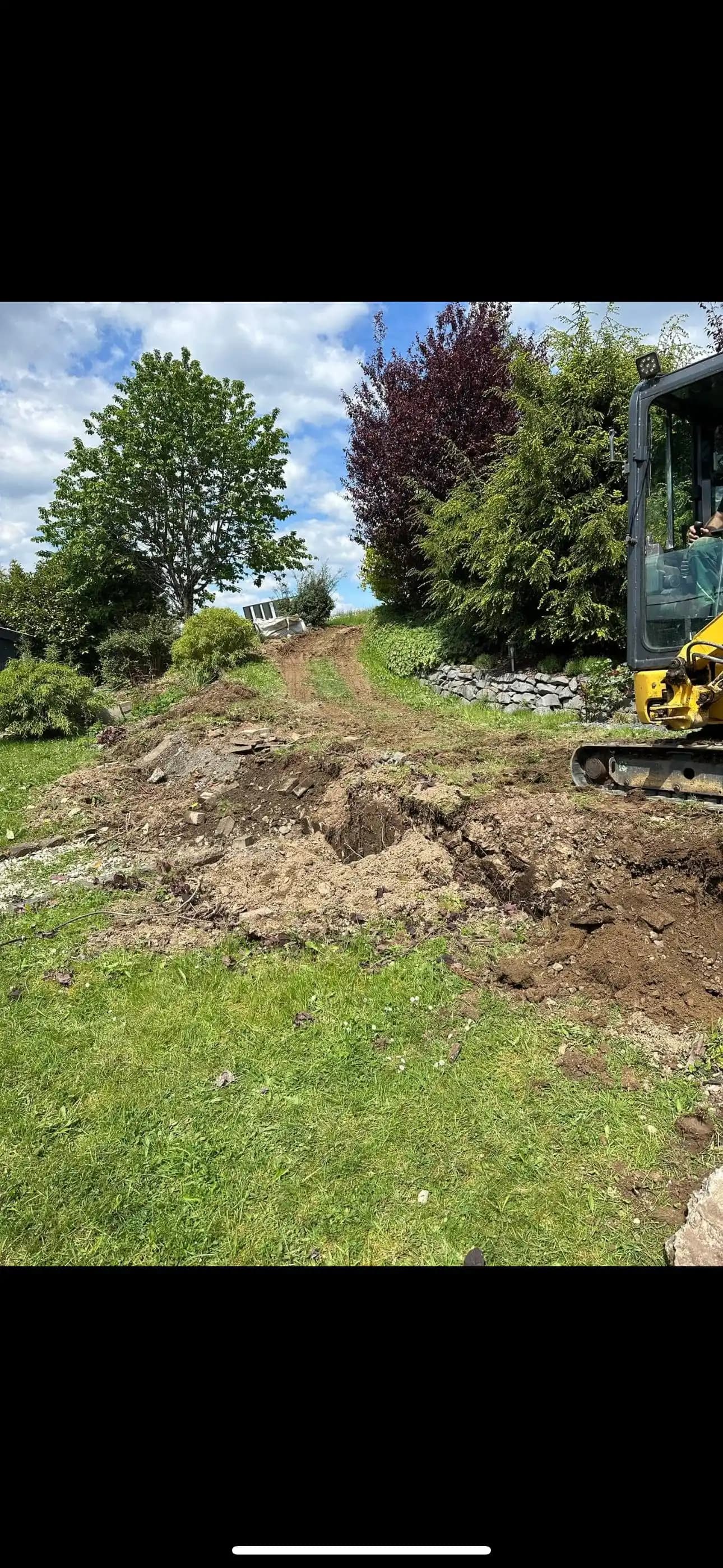 Hanggestaltung & Natursteinweg - Vorher